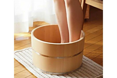 CHẬU GỖ NGÂM CHÂN VÀ BỒN NGÂM CHÂN BẰNG ĐIỆN NÊN CHỌN LOẠI NÀO TỐT?