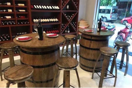 Bàn ghế trang trí hầm rượu